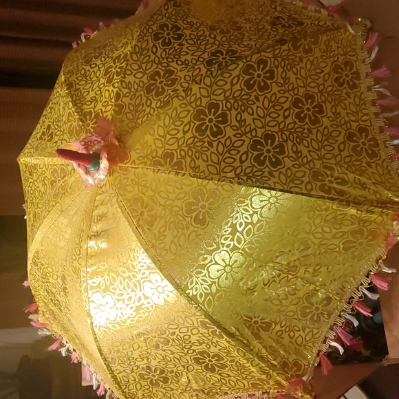 20 fabric decorative umbrellas in a variety of colors. Length 24 inches. - Picture 4 of 4